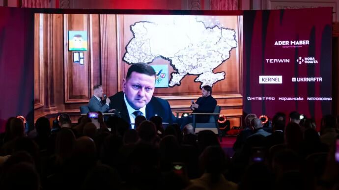 Залужний під час виступу на церемонії нагородження УП-100
