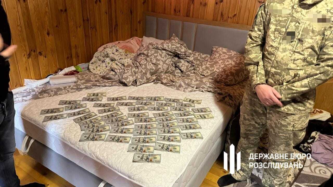 Такси до границы за 10 тысяч долларов: на Закарпатье милиционер занимался перевозкой ухилянцев