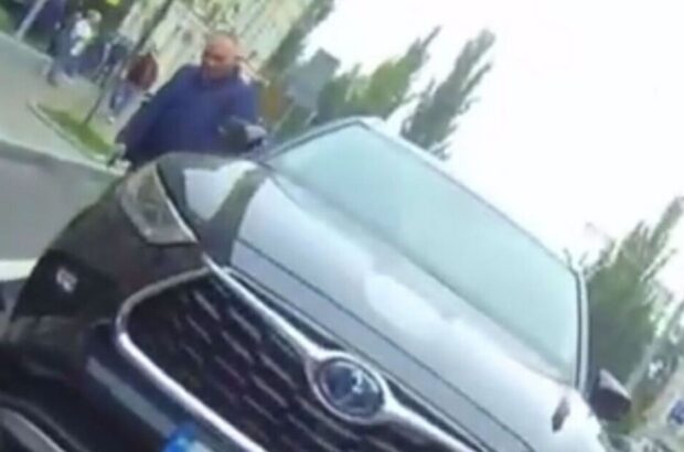 В Киеве водитель избил инспекторку из-за замечаний о неправильной парковке