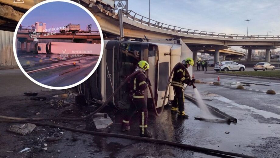 На Видубичах вантажівка пробила огорожу мосту та впала вниз