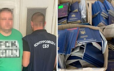 Посадовці Одеської міграційної служби підроблювали паспорти для ухилянтів, які знаходяться за кордоном