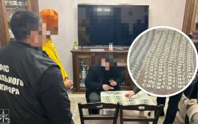 На Львовщине депутат во время задержания пытался смыть взятку в долларах в унитаз