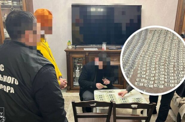 На Львівщині депутат під час затримання спробував змити хабар у доларах в унітаз