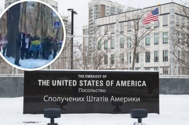 Киевляне митингуют у посольства США на фоне скандальных заявлений Трампа