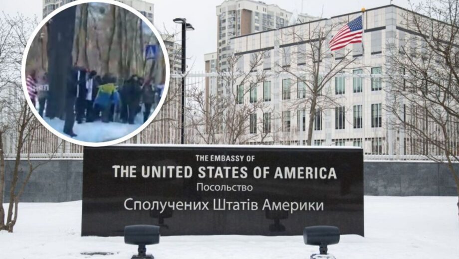 Киевляне митингуют у посольства США на фоне скандальных заявлений Трампа