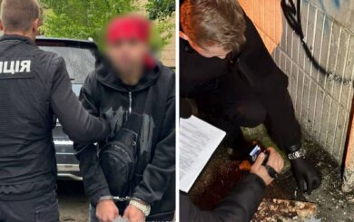Закладки в центрі Києва: столична поліція затримала наркозбувача з сотнями доз