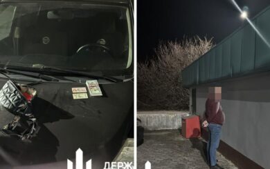 Коррупционная схема на таможне: двух инспекторов задержали за переправку через границу