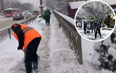 Лопать вместо спецтехники: как в Ивано-Франковске городские чиновники снег убирали?