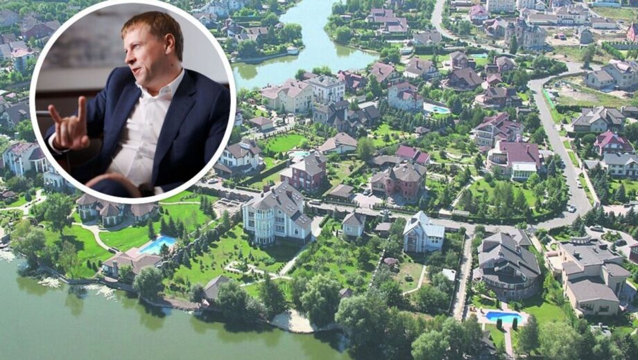 1,5 мільйона доларів у бур’янах: як виглядає маєток екснардепа Хомутинніка під Києвом