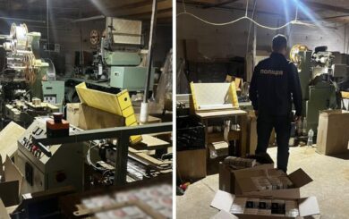 Сигареты на 60 млн грн ежемесячно: полиция накрыла подпольное производство под Киевом