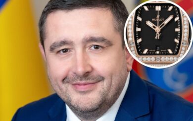 Голові Одеської облради, якого підозрюють у збагаченні на 17 млн., подарували подушку з доларами (відео)