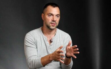 ”Вони хочуть поховати нас усіх”: Арестович розкритикував владу за нав’язування ідеї ”нової Української Народної Республіки”