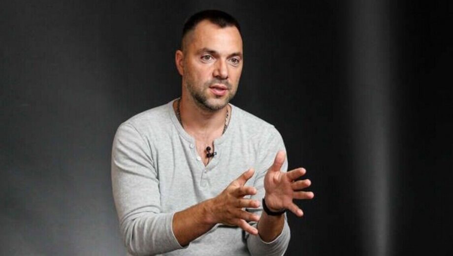 »Они хотят похоронить нас всех»: Арестович раскритиковал власть за навязывание идеи »новой Украинской Народной Республики»