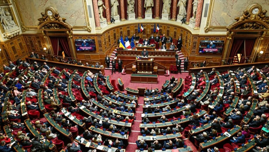 Політична криза у Франції: уряд Барньє отримав вотум недовіри