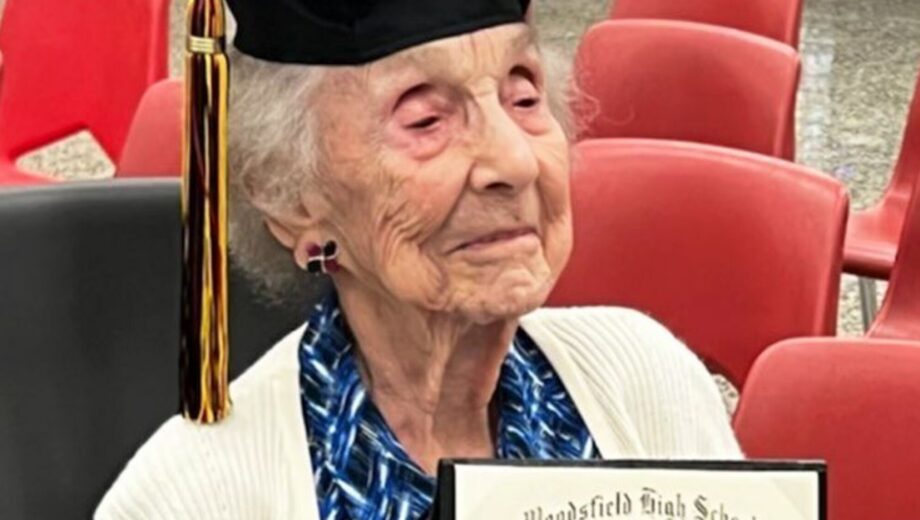 Никогда не поздно: женщина получила диплом о среднем образовании в… 99 лет