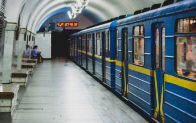 Пассажир попал под поезд на »Лыбидской»: синяя ветка метро частично не работала