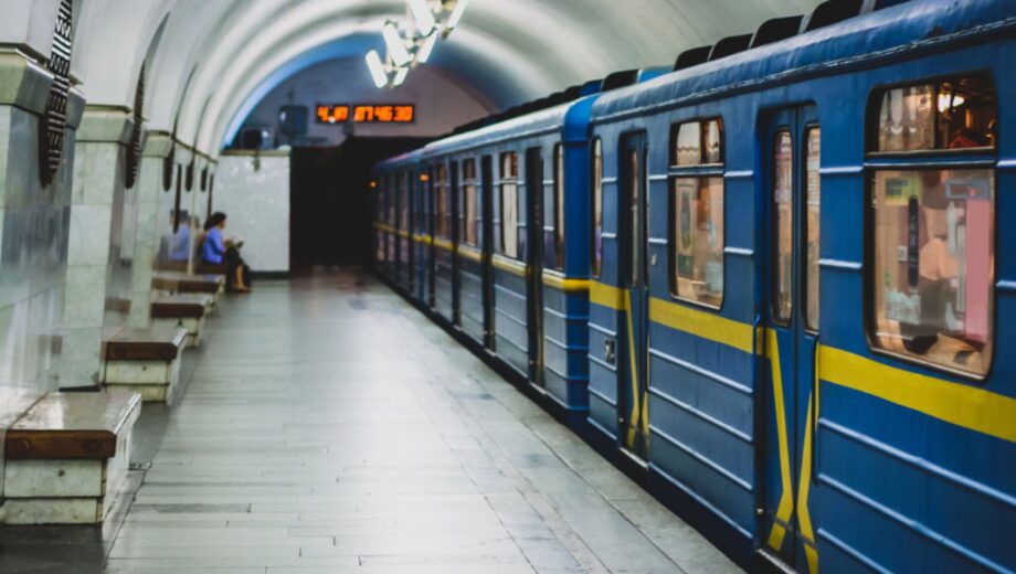 Пассажир попал под поезд на »Лыбидской»: синяя ветка метро частично не работала