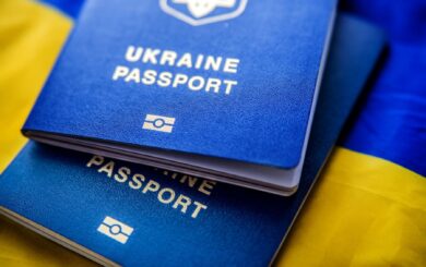 Нові правила оформлення паспортів для українців за кордоном: що змінилось для чоловіків