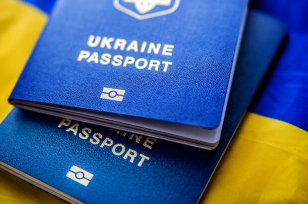 Нові правила оформлення паспортів для українців за кордоном: що змінилось для чоловіків