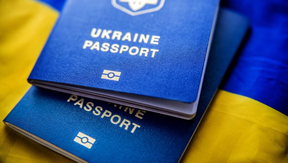 Нові правила оформлення паспортів для українців за кордоном: що змінилось для чоловіків