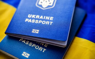 Украинцы 18-22 лет смогут уезжать за пределы страны: правительственное постановление появилось на сайте