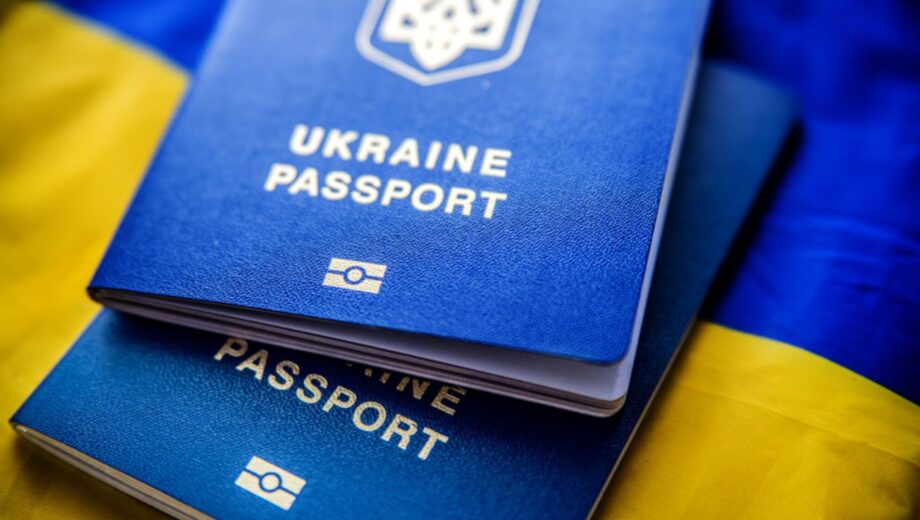 Украинцы 18-22 лет смогут уезжать за пределы страны: правительственное постановление появилось на сайте