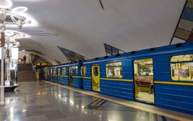 На червоній гілці метро стався інцидент: під поїзд потрапила людина