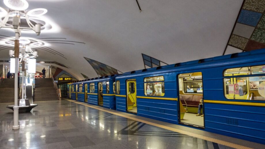 На червоній гілці метро стався інцидент: під поїзд потрапила людина