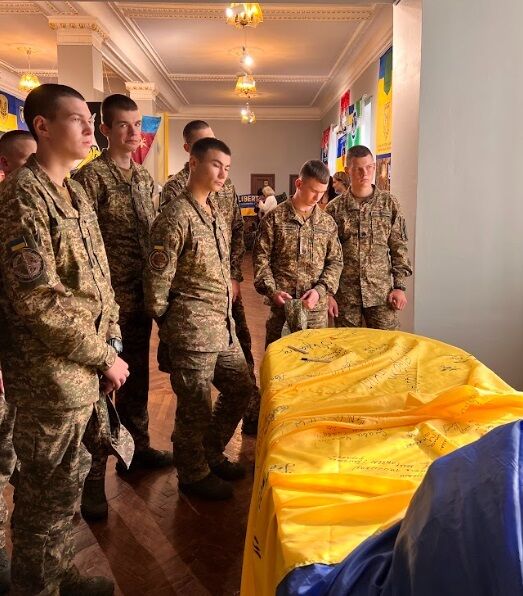 У Києві курсанти Нацгвардії створили власні шеврони після виставки прапорів ''Народжені війною''