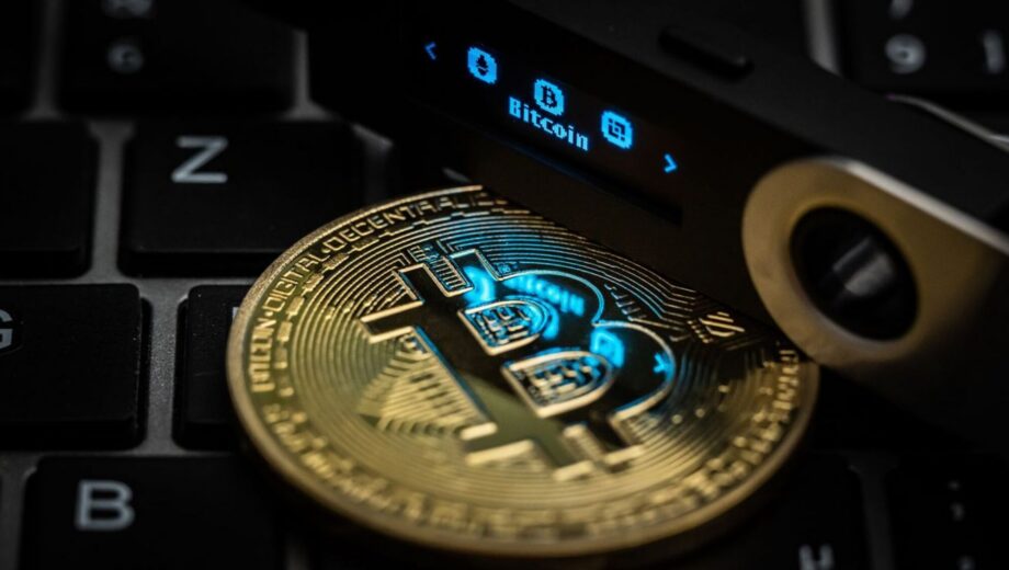 Bitcoin упал до 10-месячного минимума