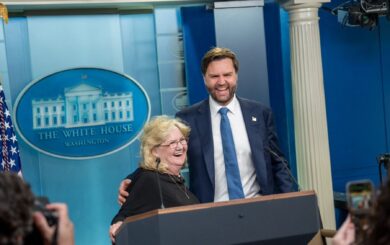 Джей Ді Венс відсвяткував тверезість матері на церемонії у Білому домі