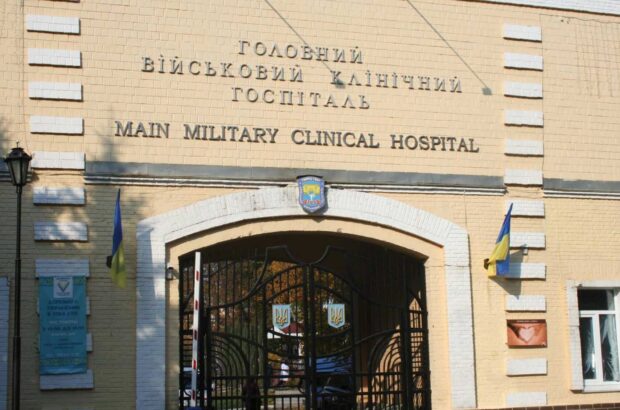 Майстер манікюру та айтівець: викрили схему з працевлаштування у військовому госпіталі