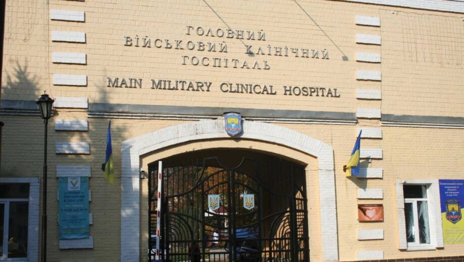 Майстер манікюру та айтівець: викрили схему з працевлаштування у військовому госпіталі