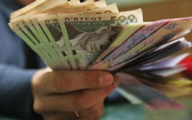 Начальник центра гидрометеорологии выписал жене 11 премий на 70 000 грн