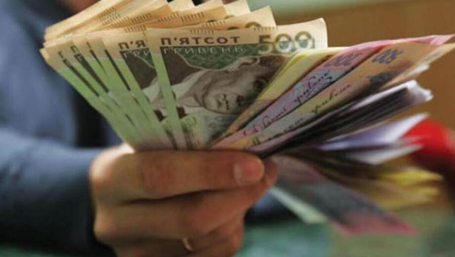 Начальник центра гидрометеорологии выписал жене 11 премий на 70 000 грн
