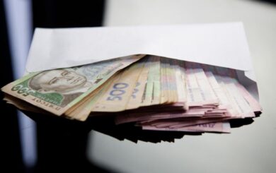 Средняя зарплата по стране составляет более 17 тысяч гривен