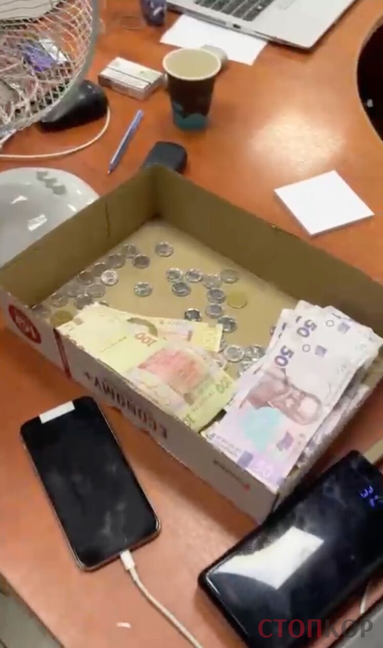 Готівка у коробці на одному зі столів