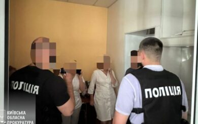 Брали хабарі за позитивні висновки щодо якості продуктів: викрито службовців держпідприємства