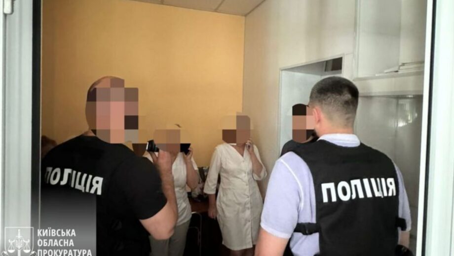 Брали хабарі за позитивні висновки щодо якості продуктів: викрито службовців держпідприємства