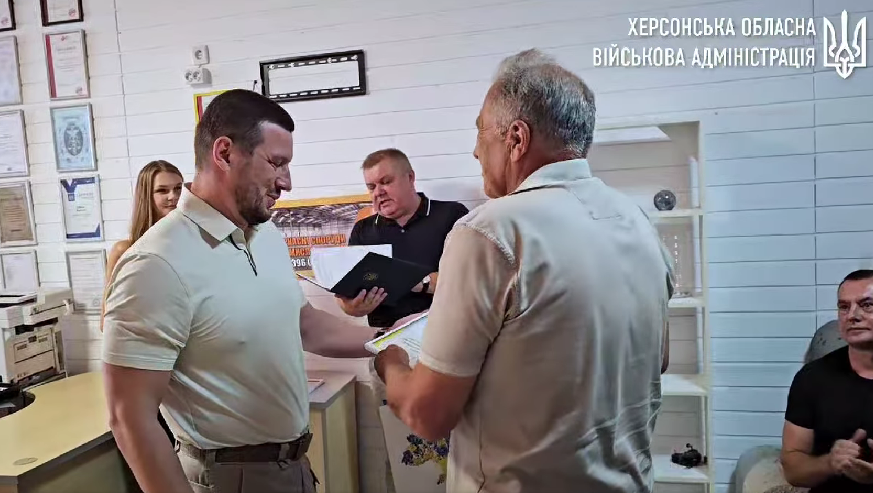 Начальник Херсонської ОВА Прокудін вручає нагороду Олександру Холіну