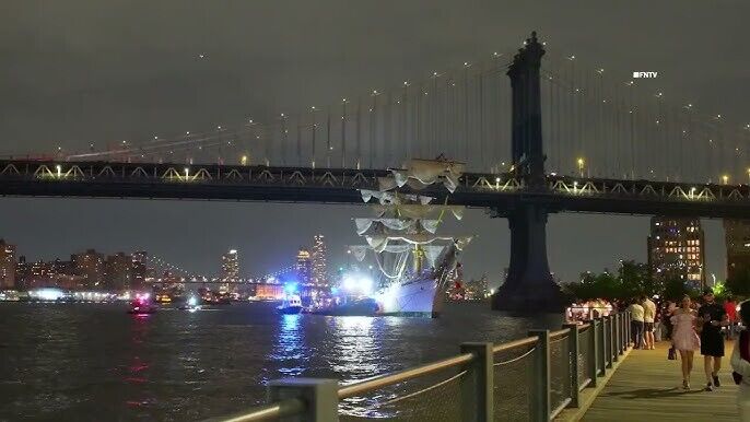 Судно ВМС Мексики протаранило Бруклинский мост: погибли и ранены