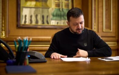 Зеленский может провести выборы в 2025 году, а его главным оппонентом, вероятно, станет Залужный — Economist