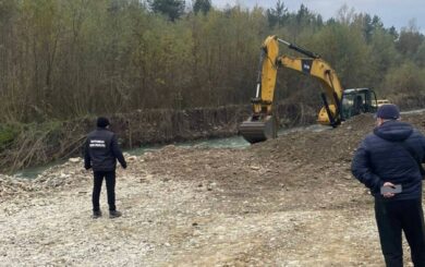 На Прикарпатті викрили незаконний видобуток у річці Черемош