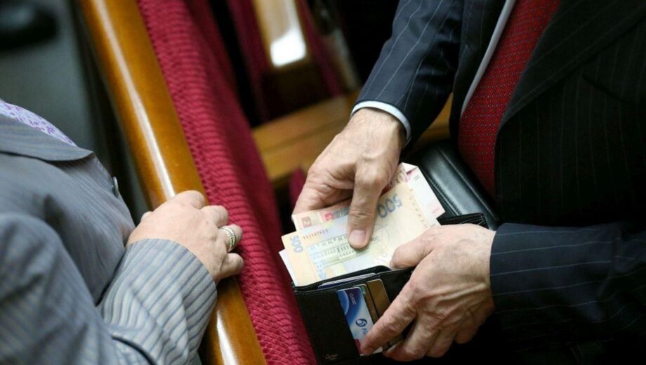 Гетманцев и Стефанчук предлагают ограничить зарплаты чиновников до 80 тыс. грн