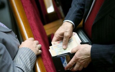 Гетманцев і Стефанчук пропонують обмежити зарплати чиновників до 80 тис. грн