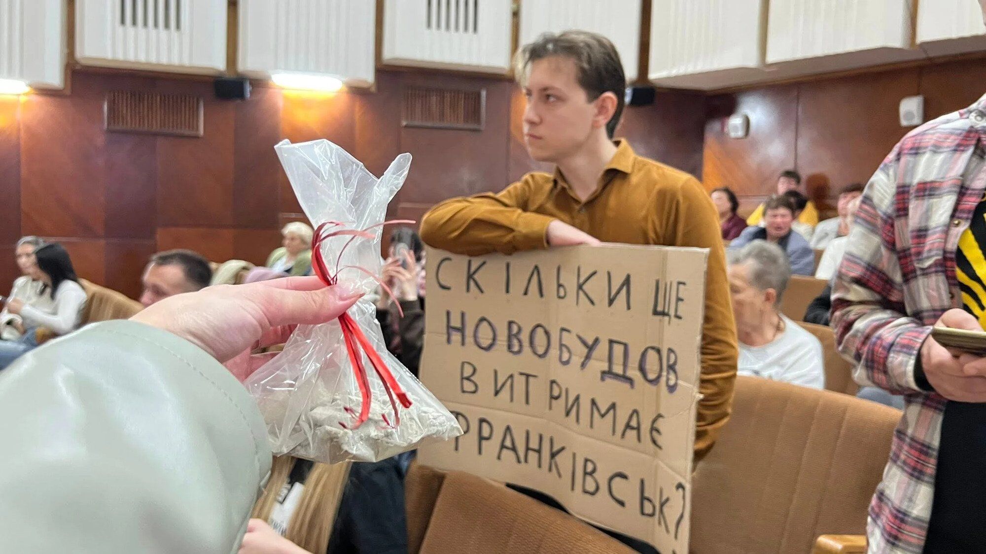 В Івано-Франківську меру подарували будівельне сміття під час сесії