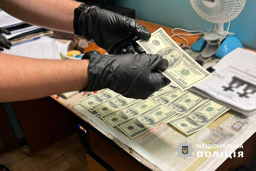 Працівницю кладовища затримали за хабар у 1000 доларів за виділення місця для поховання