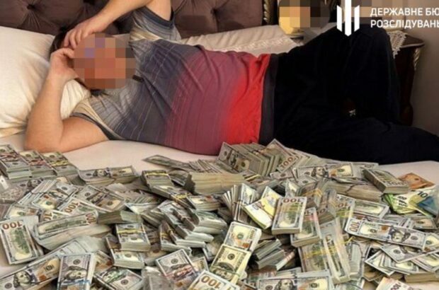 Глава МСЭК из Хмельнитчины пыталась во время обыска выбросить из окна миллион долларов