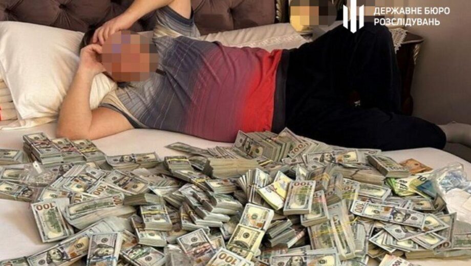 Глава МСЭК из Хмельнитчины пыталась во время обыска выбросить из окна миллион долларов