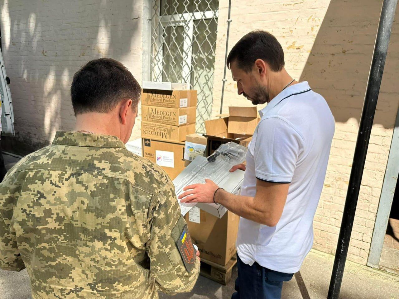 Фонд Дениса Парамонова спільно з благодійною ініціативою ''Надія'' передав сучасне медичне обладнання лікарням у прифронтових областях України